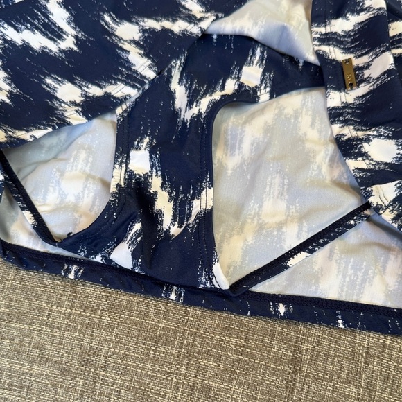 Jones New York Navy and Cream Patterned Top - Picture 3 of 10